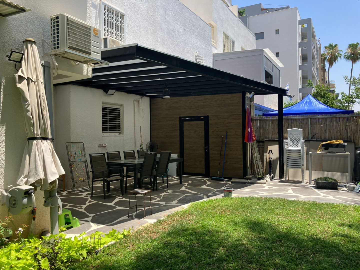 שיפוץ גינה עם הכולל פרגולה ענקית וגדר פתח תקווה